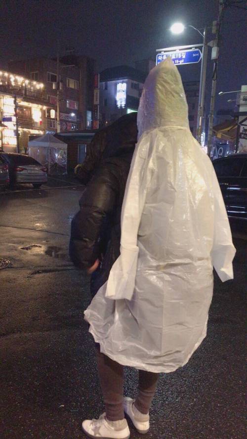비 와서 기타에 우비 입힘.jpg