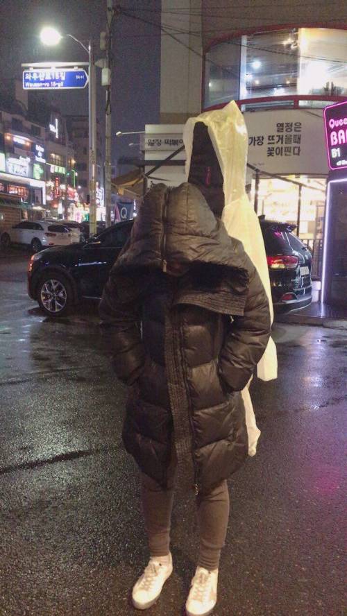 비 와서 기타에 우비 입힘.jpg