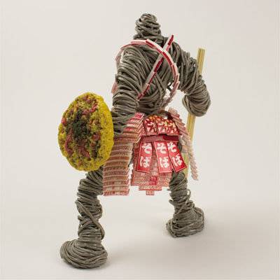 일본에서 컵라면으로 만든 작품.jpg