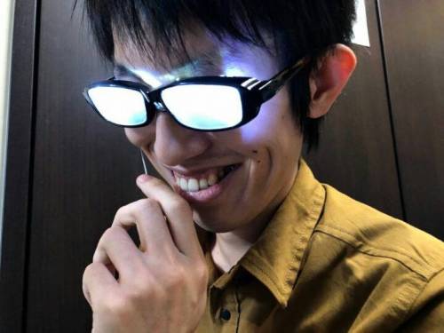 다이소 안경으로 만든 코스프레 용품.jpg