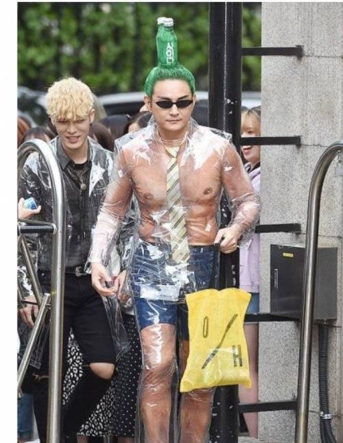 출근할 때 마다 화제를 모으는 가수.jpg