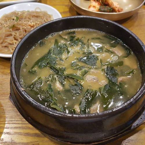줄서서먹는다는 부산 유명 미역국.jpg