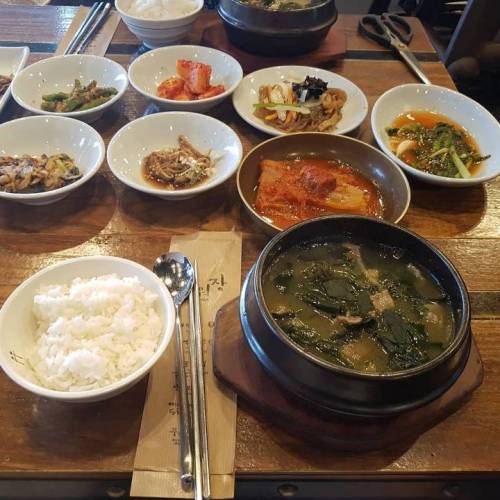 줄서서먹는다는 부산 유명 미역국.jpg