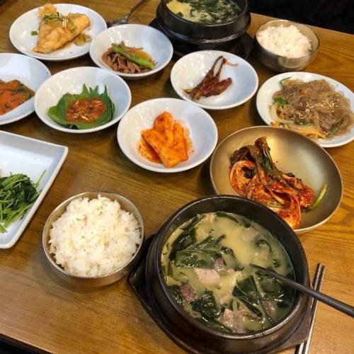줄서서먹는다는 부산 유명 미역국.jpg