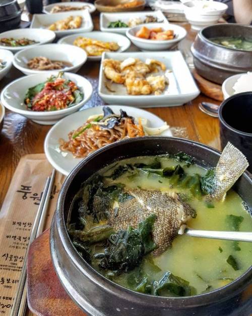 줄서서먹는다는 부산 유명 미역국.jpg