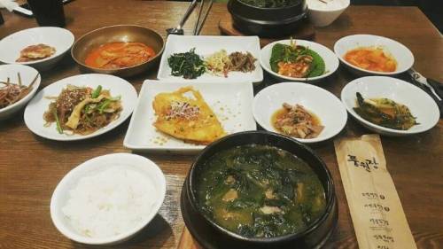 줄서서먹는다는 부산 유명 미역국.jpg
