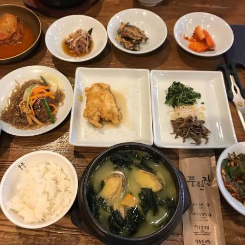 줄서서먹는다는 부산 유명 미역국.jpg