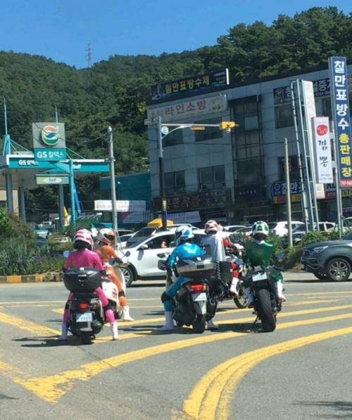 요즘 바이크 모임에서 유행하는 것.jpg