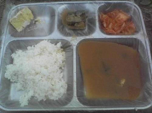 말년 병장도 벌떡 일어나게 만드는 아침 식단.jpg