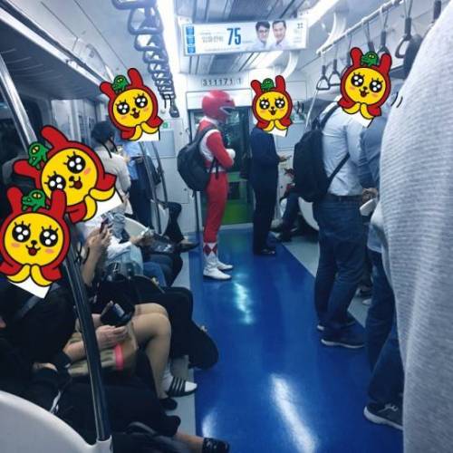 고된 하루일과를 마치고 지하철로 퇴근하는.jpg
