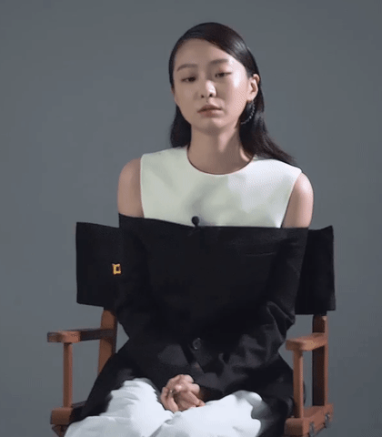 의자에 묶인채로 인터뷰하는 여배우.gif