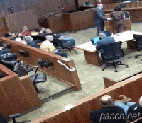 재판 중 도주.gif