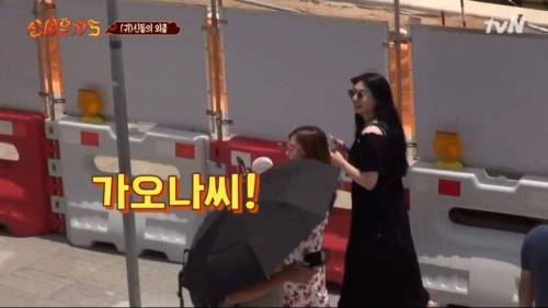 서로 한국인인지 몰라봄.jpg