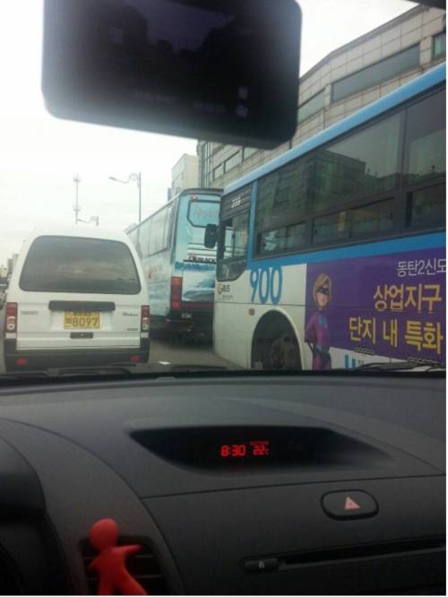 버스기사 아저씨가 겁나 째려봄;;;.jpg