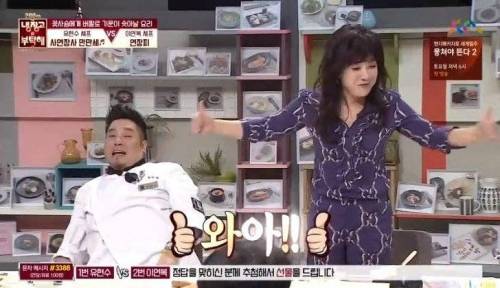 누나한테 귀여움 받는 이연복셰프.jpg