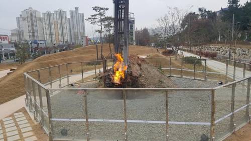 1년 8개월째 불타고 있는 포항 천연가스 근황.jpg