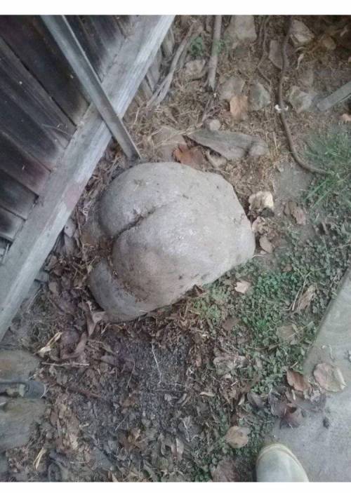 버려져 있는 돌덩이.jpg