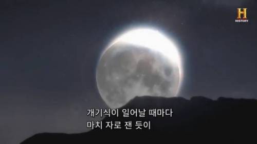[스압] 아무도 확실한 답을 모르는 달의 탄생 .jpg