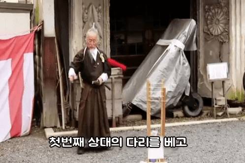 일본도의 명인이 알려주는 싸움 방법.jpg