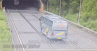 혐) 고속버스 탑승시 안전벨트를 합시다.gif