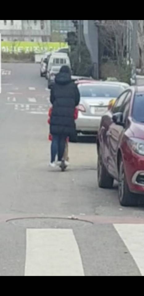 전동킥보드에 애들 태우고 유치원 등원시키는 엄마