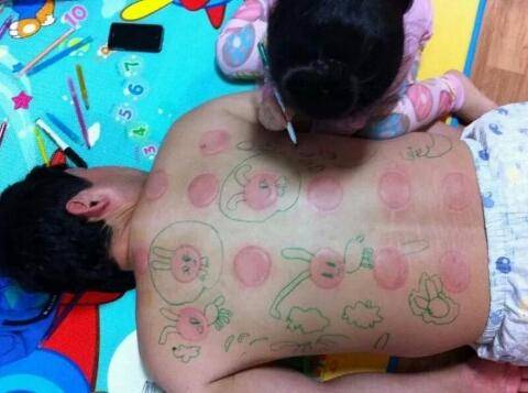 한국사람들은 왜 등에 페퍼로니 문신을 해?.jpg