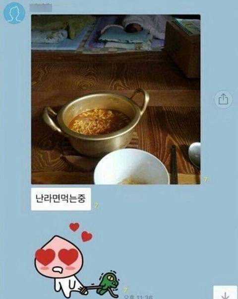 뒤에 자고있는 아기 너무 귀여워.jpg