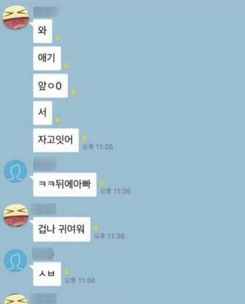 뒤에 자고있는 아기 너무 귀여워.jpg