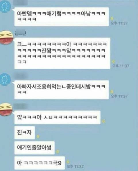 뒤에 자고있는 아기 너무 귀여워.jpg