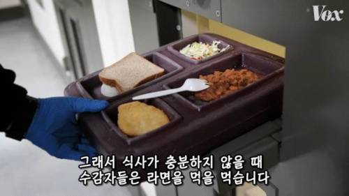 [스압] 미국 교도소에서 라면이 인기 있는 이유.jpg