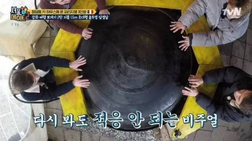 [스압] 초대형 솥뚜껑 삼겹살.jpg