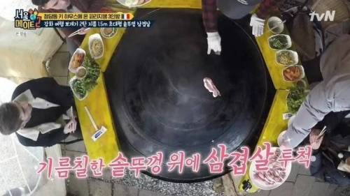 [스압] 초대형 솥뚜껑 삼겹살.jpg