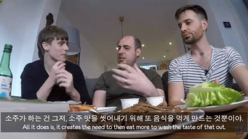 족발과 소주를 맛 본 외국인.jpg