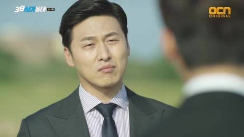 얼굴이 많이 닮았다고 말하긴 애매하지만 맡는 배역이 비슷해서 항상 헷갈리는 배우