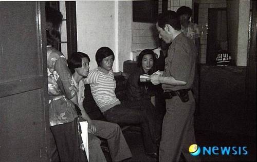 [스압] 70년대 장발 단속.jpg