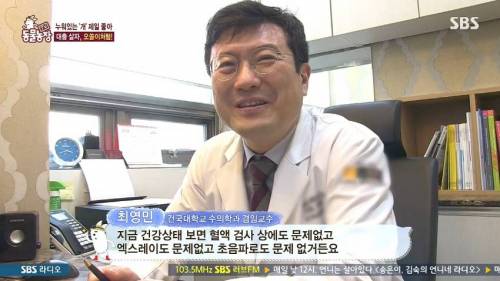 [스압] 사람처럼 자는 댕댕이.jpg