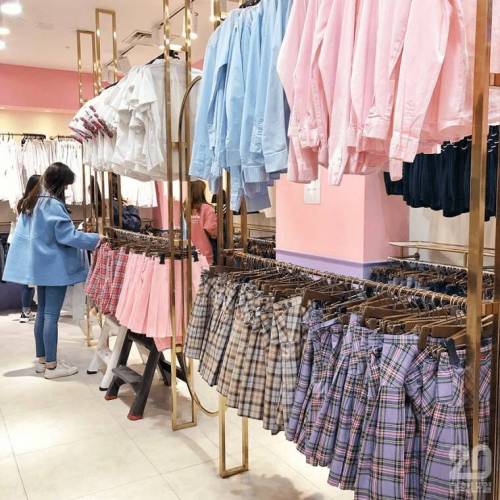 요즘 핫플레이스 교복 대여점.jpg