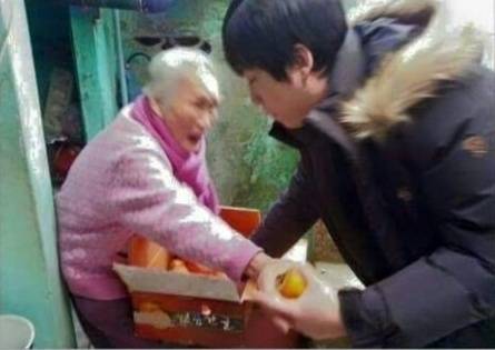들으셨죠? 사람은 물질보다 마음이 중요한거래요 할머니~