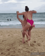 바닷가에서 여자셋이 노는법.gif