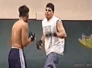 70kg 격투가 vs 140kg 거리의 싸움꾼.gif