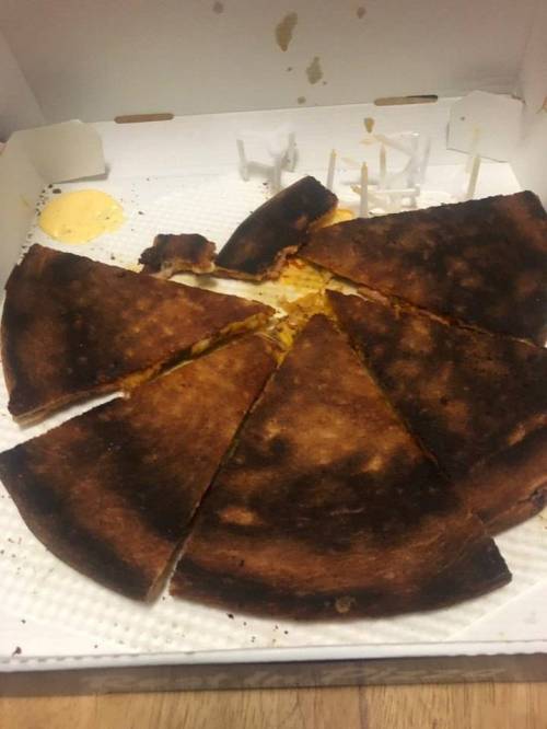 새까맣게 탄 피자 배달해주는 이태원 맛집