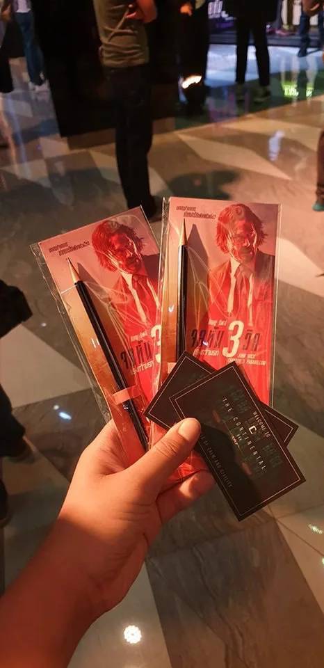 해외 존윅3 개봉시 상영관에서 나눠준 선물.jpg