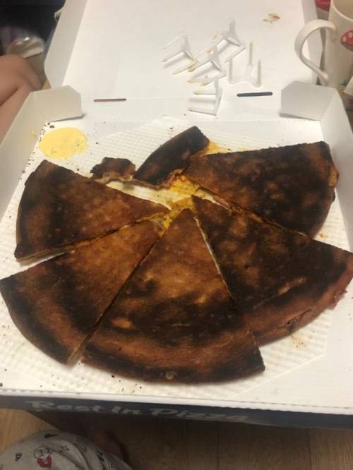 새까맣게 탄 피자 배달해주는 이태원 맛집