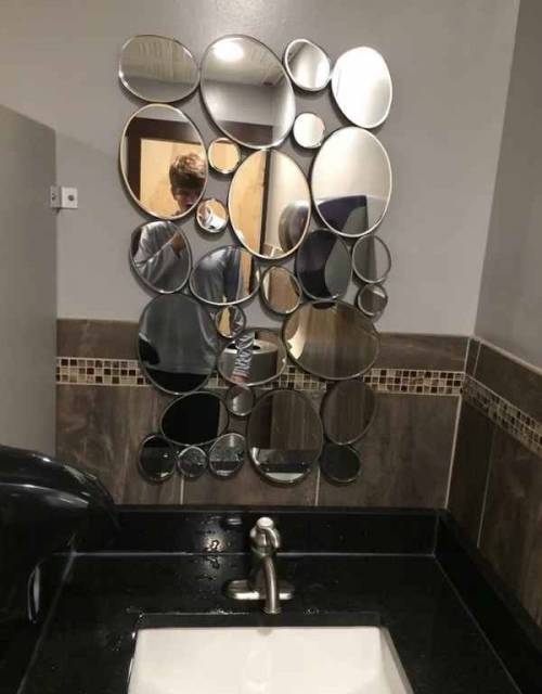 보면 볼수록 멘붕 오는 화장실 거울.jpg