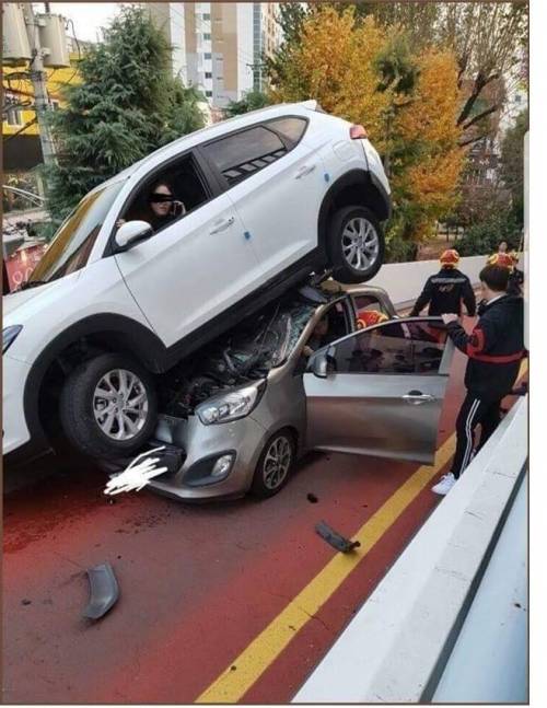 여보~! 나 후진하다가 뭐 좀 밟은 거 같아 !.jpg