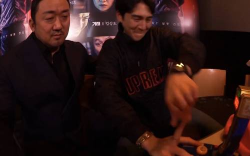 마동석이랑 딱밤때리기 놀이를 해보자!.jpg