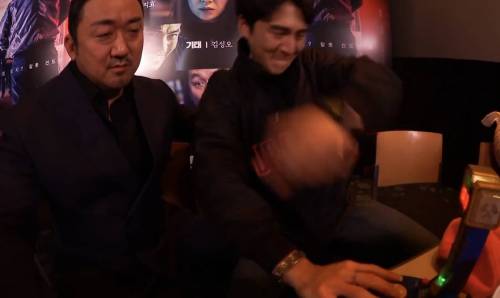 마동석이랑 딱밤때리기 놀이를 해보자!.jpg