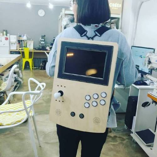 지하철에서 가방 뒤로 메어도 환영받을 가방.jpg