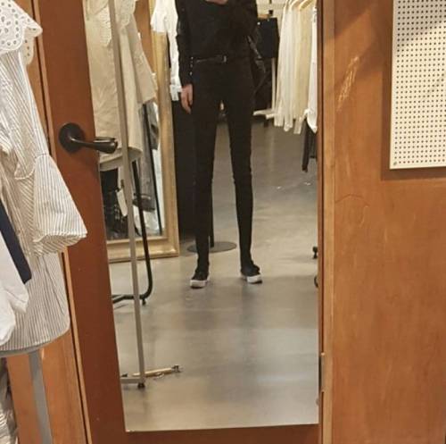 요즘 옷가게 거울 수준.jpg