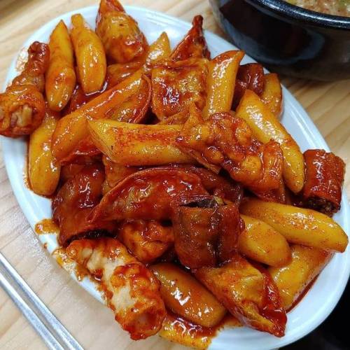 끈적한 양념이 살아있는 떡볶이.jpg